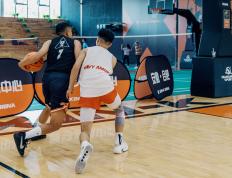 包含紧张激烈！职业篮球赛场上球员的投篮实力的词条